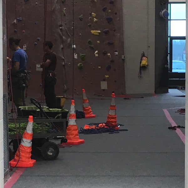 รูปภาพถ่ายที่ Adventure Rock Climbing Gym Inc โดย Rick K. เมื่อ 12/22/2017