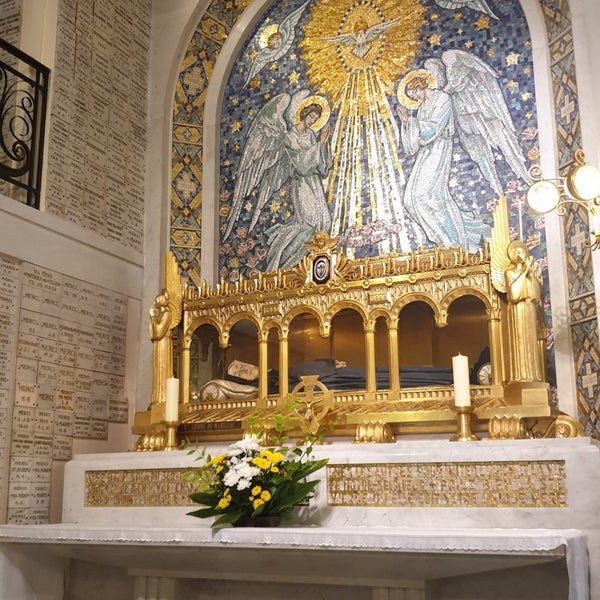 Photo taken at Chapelle Notre-Dame de la Médaille Miraculeuse by Tina M. on 6/22/2019