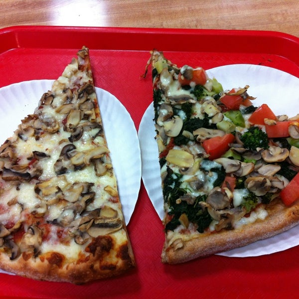 Снимок сделан в Famous Original Ray&#39;s Pizza пользователем jojo 2/4/2013
