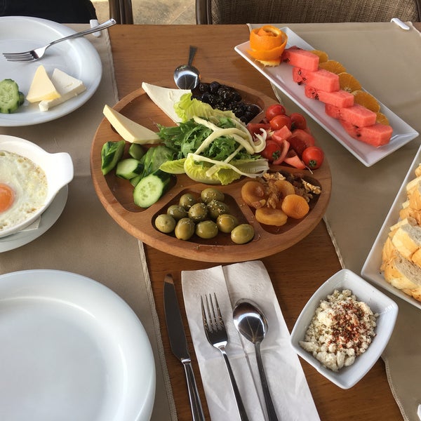 รูปภาพถ่ายที่ Demir Restaurant โดย Mehmet O. เมื่อ 4/30/2017