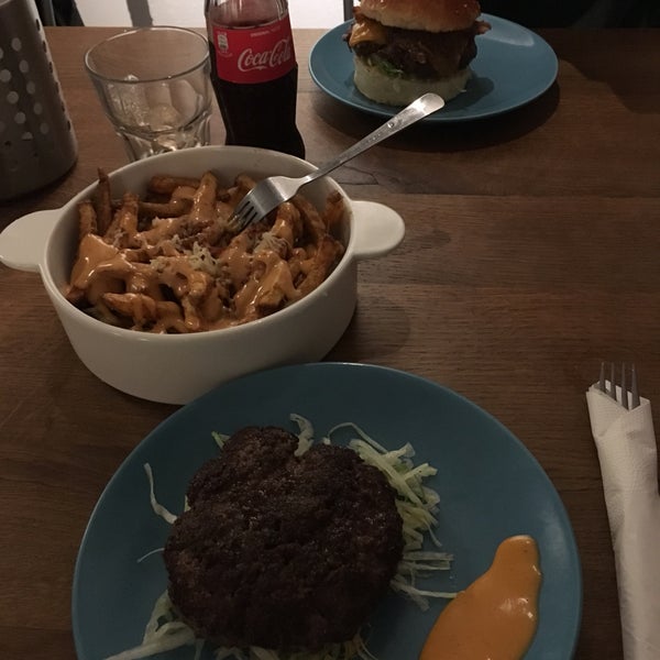 Das Foto wurde bei Rocket Burger Cafe von Saša am 11/2/2017 aufgenommen