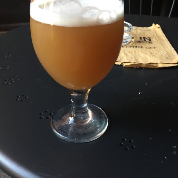 Das Foto wurde bei Hop In Craft Beer Bar von Saša am 9/9/2018 aufgenommen