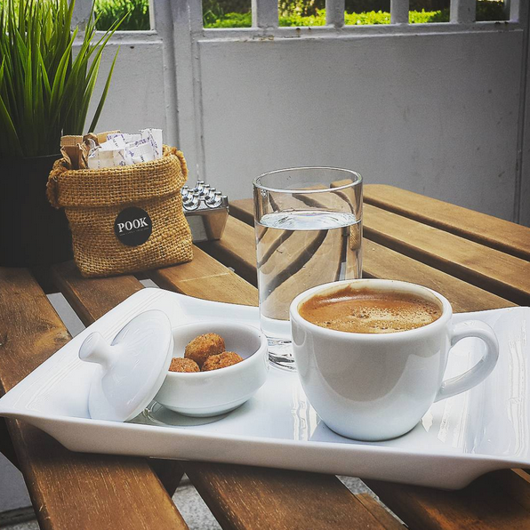 Orta #bikahve 'nin yanında ev yapımı sürprizlere ne dersiniz? #turkishcoffee #pookie #takeaway #taste #cafe #coffee #green #americano #espresso #latte #homemade #kadıköy #bahariye #barlarsokağı