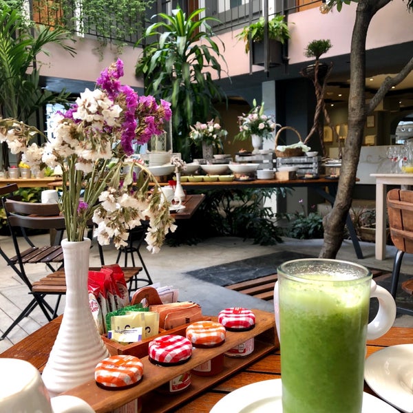9/30/2018 tarihinde Mel V.ziyaretçi tarafından Flor de Mayo Hotel &amp; Restaurant'de çekilen fotoğraf