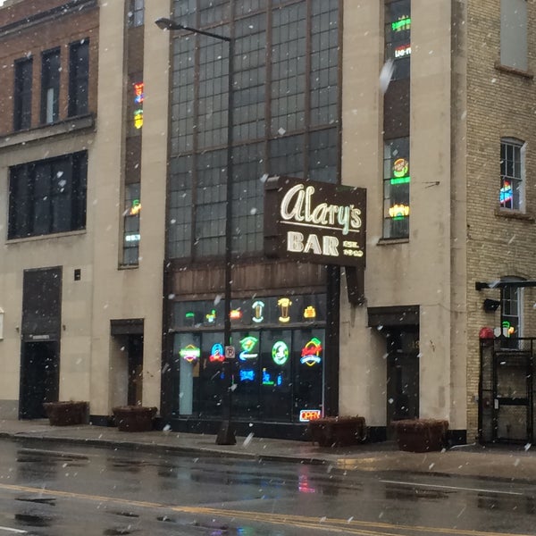 Foto tirada no(a) Alary&#39;s Bar por Andy L. em 12/21/2014