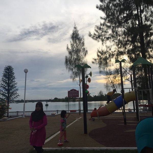 รูปภาพถ่ายที่ Kuala Terengganu Waterfront โดย Aisyah เมื่อ 5/7/2016