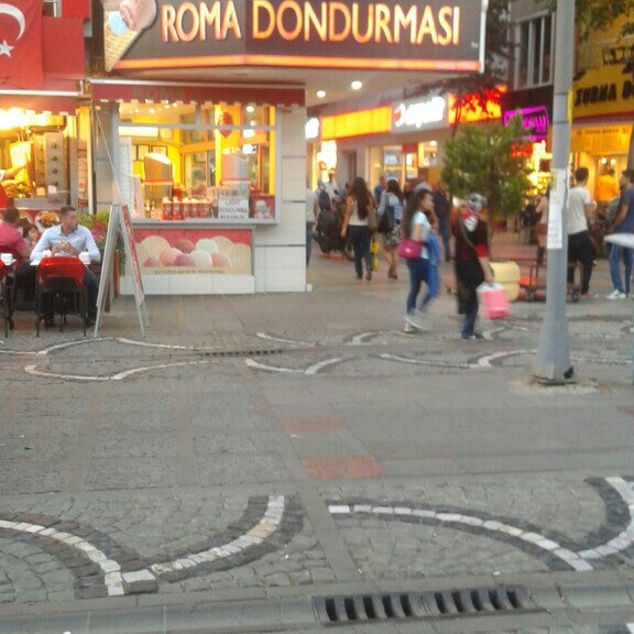 รูปภาพถ่ายที่ Roma Dondurması โดย Arzu C. เมื่อ 9/19/2015