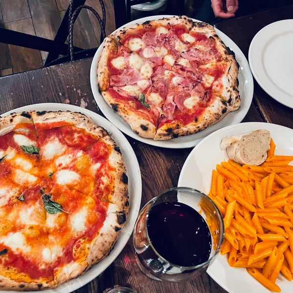 10/20/2022 tarihinde SuJin K.ziyaretçi tarafından Bavaro&#39;s Pizza Napoletana &amp; Pastaria'de çekilen fotoğraf