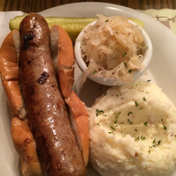 Foto tirada no(a) Schmidt&#39;s Restaurant und Sausage Haus por Amy B. em 10/4/2015