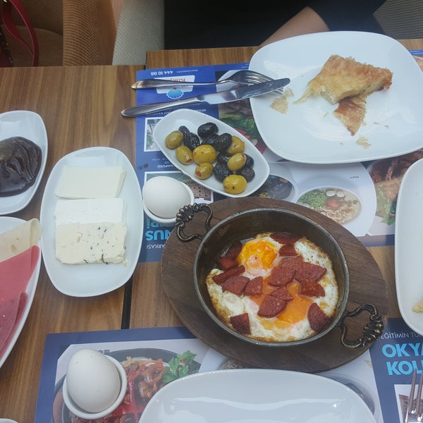 Photo prise au Güzelyurt Dilek Pasta &amp; Cafe Restaurant par 💥☄️❤️ Fatoş☄️❤️💥 le5/25/2017