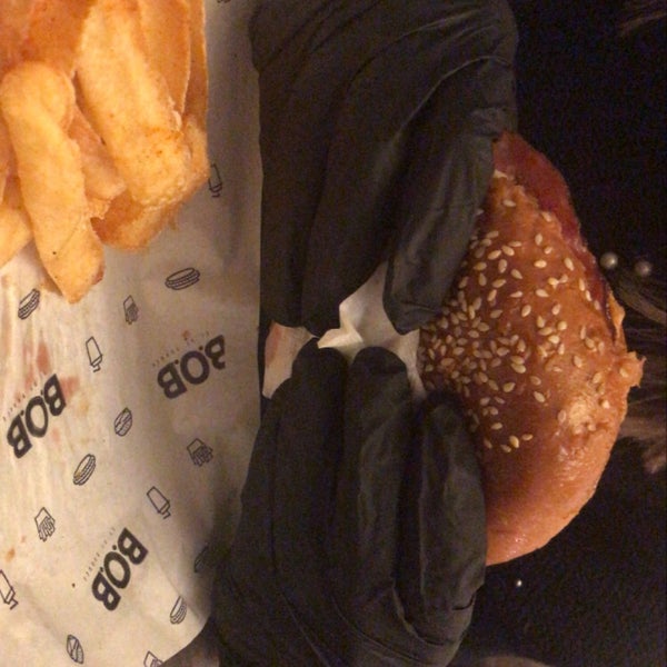 รูปภาพถ่ายที่ B.O.B Best of Burger โดย Rabia Ö. เมื่อ 1/19/2020