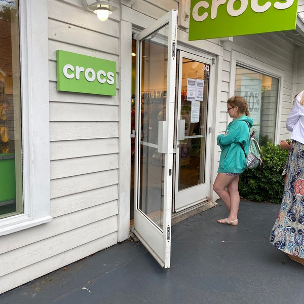Croc store broadway hotsell at the beach