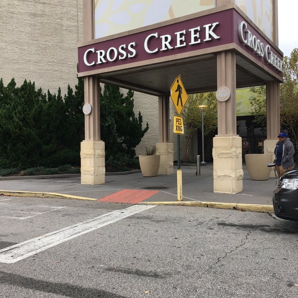 Foto tomada en Cross Creek Mall  por Tina-Marie 🌺 el 11/8/2017