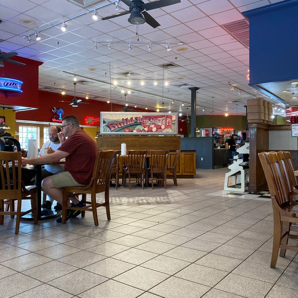 Photo taken at Fuddruckers by Tina-Marie 🌺 on 5/22/2020