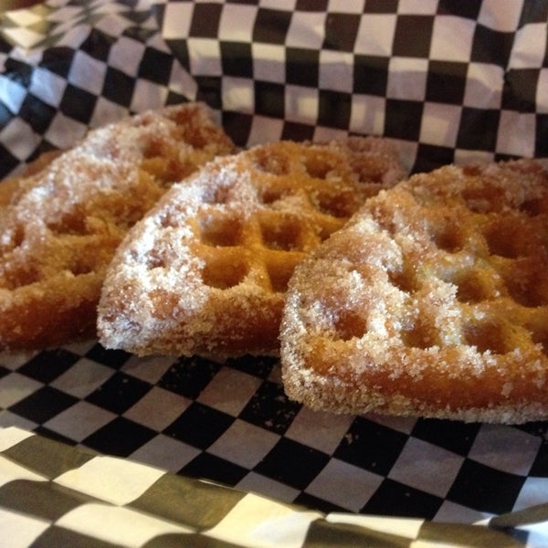 9/2/2014 tarihinde Scott W.ziyaretçi tarafından Butter And Zeus Waffle Sandwiches'de çekilen fotoğraf