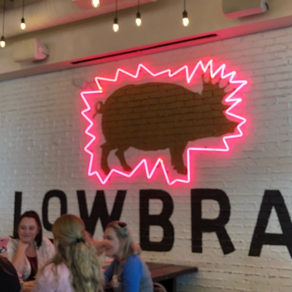 รูปภาพถ่ายที่ LowBrau โดย Huntington S. เมื่อ 7/20/2019