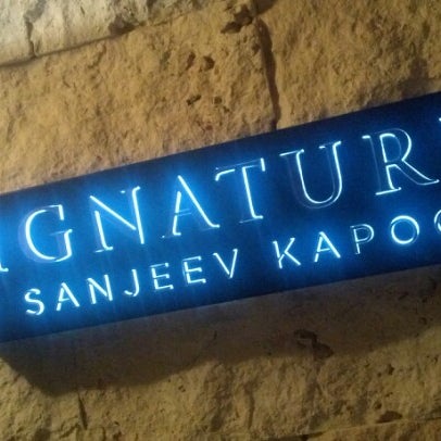 Photo taken at Signature by SANJEEV KAPOOR by Miguel S. on 10/11/2012