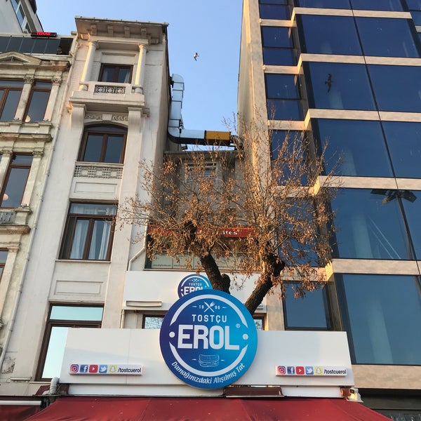 รูปภาพถ่ายที่ Tostçu Erol İstanbul Karaköy Şubesi โดย Serc@n📲 เมื่อ 2/23/2020