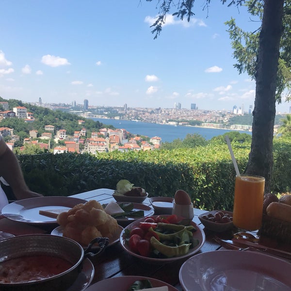Снимок сделан в La Colina Restaurant &amp; Bar пользователем Çiğdem E. 7/15/2018