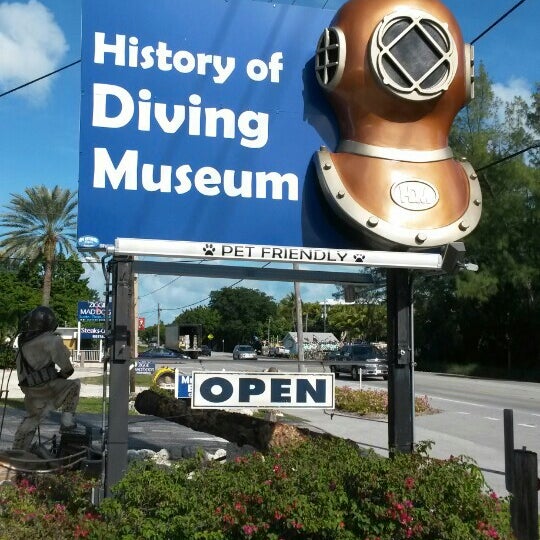 Снимок сделан в History of Diving Museum пользователем Robert T. 11/28/2016