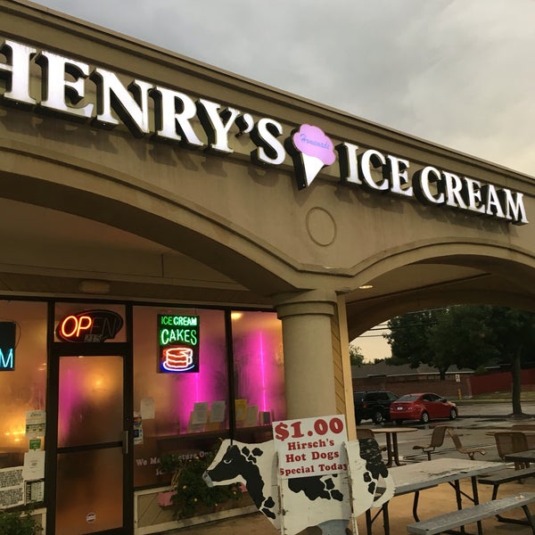 Photo taken at Henry&#39;s Homemade Ice Cream by Bob H. on 8/19/2016