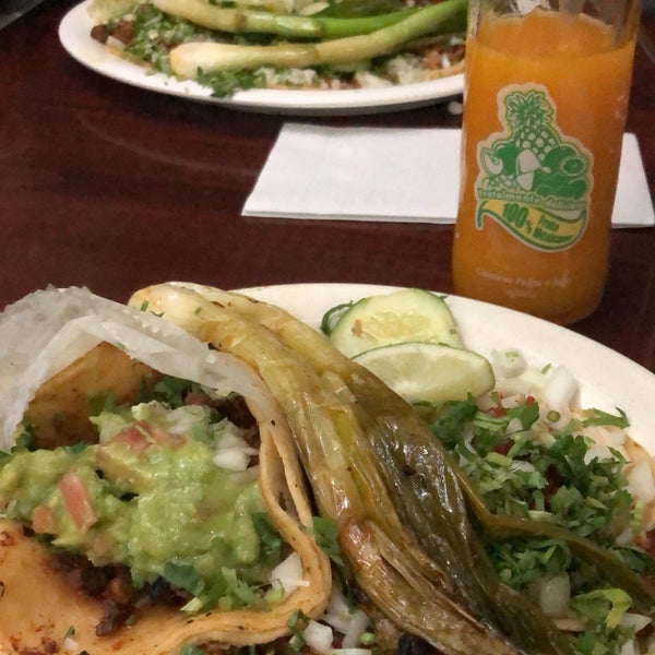 รูปภาพถ่ายที่ Tacos El Bronco โดย Grace D. เมื่อ 3/4/2018