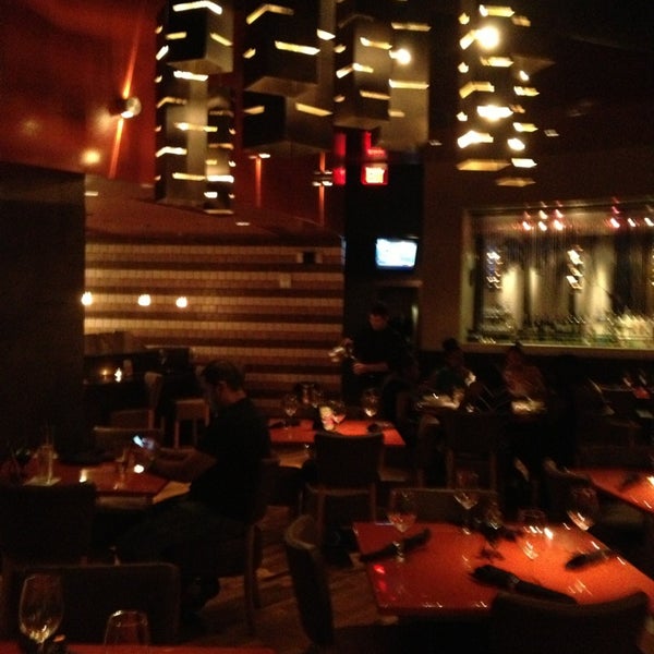 Das Foto wurde bei Steel Restaurant &amp; Lounge von Kim N C. am 7/27/2013 aufgenommen