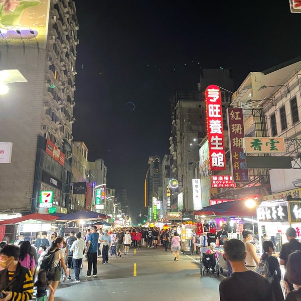 Foto diambil di Liouhe Night Market oleh もうや pada 11/19/2022