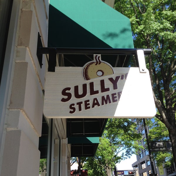 Снимок сделан в Sully&#39;s Steamers пользователем Lisa C. 4/26/2013