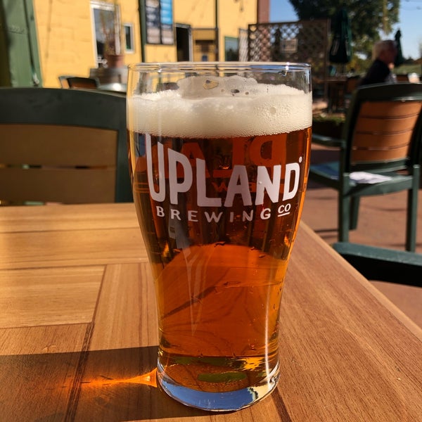 Das Foto wurde bei Upland Brewing Company Brew Pub von Jameson R. am 10/5/2020 aufgenommen