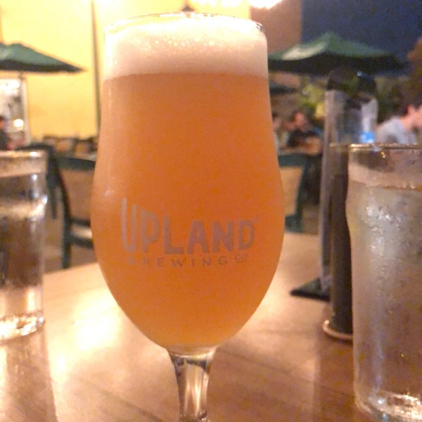 Das Foto wurde bei Upland Brewing Company Brew Pub von Jameson R. am 9/11/2019 aufgenommen