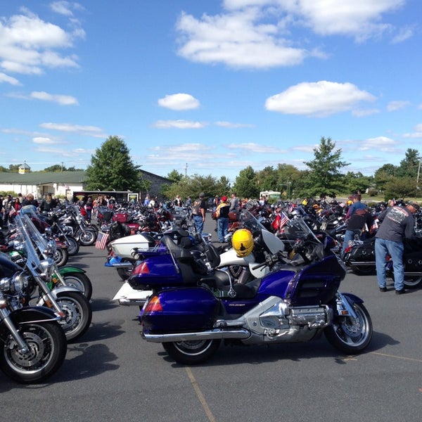 รูปภาพถ่ายที่ Battlefield Harley-Davidson โดย Buck H. เมื่อ 9/14/2013