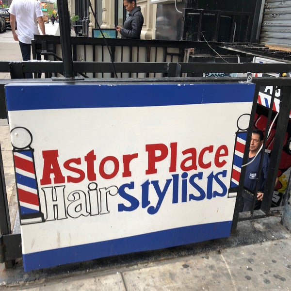 5/18/2018 tarihinde Tarik F.ziyaretçi tarafından Astor Place Hairstylists'de çekilen fotoğraf