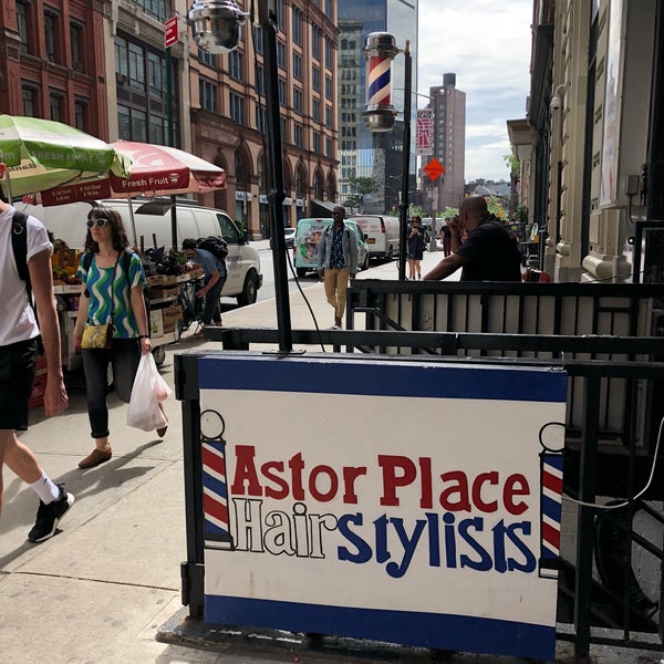 6/20/2018 tarihinde Tarik F.ziyaretçi tarafından Astor Place Hairstylists'de çekilen fotoğraf