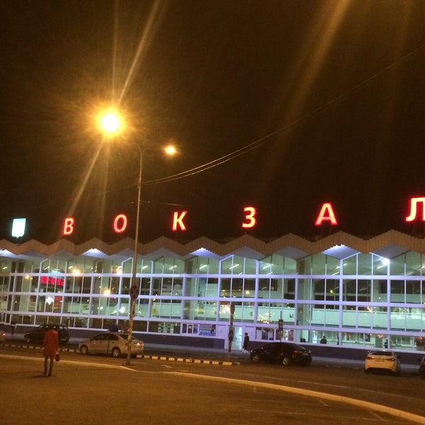 Жд астрахань телефон. Железнодорожный вокзал Астрахань. Ночной вокзал Астрахань. Вокзал Астрахань ночью. Вокзал Астрахань 1.