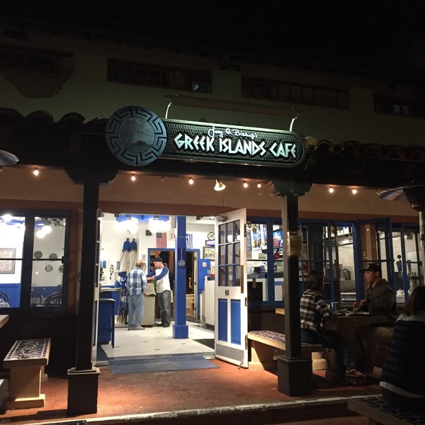 Foto tirada no(a) Greek Island Cafe por Howie B. em 11/20/2015