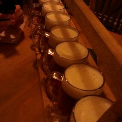Foto diambil di Beer Palace oleh Martin V. pada 10/31/2012