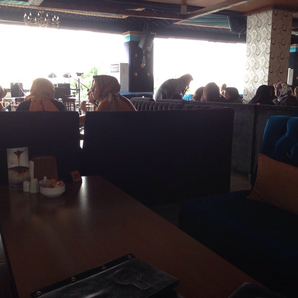 Das Foto wurde bei Terrace 34 Restaurant &amp; Cafe von Çağrı Y. am 5/2/2015 aufgenommen