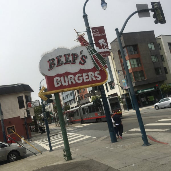 Снимок сделан в Beep&#39;s Burgers пользователем Time 8/10/2018