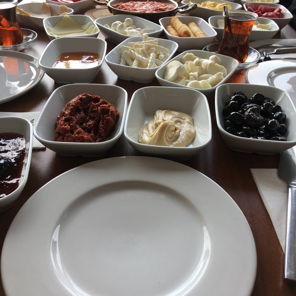 รูปภาพถ่ายที่ Kösem Sultan Cafe &amp; Restaurant โดย Gökhan G. เมื่อ 9/30/2018