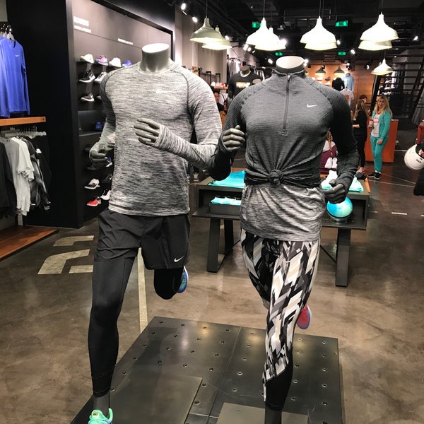 Nike Store Patras da foto raflar
