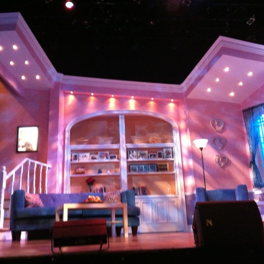 Foto scattata a Ramada Plaza Toronto Airport Hotel &amp; Stage West Theatre da Kathryn J. il 11/18/2012