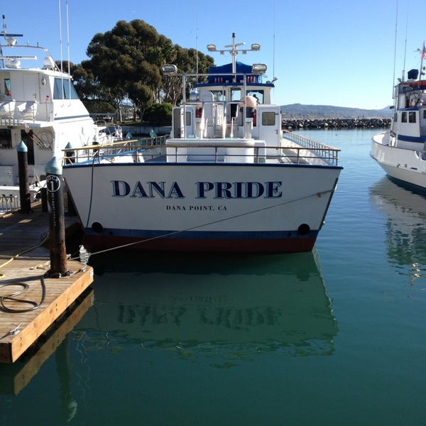 Foto scattata a Dana Wharf Whale Watching da TINA W. il 12/27/2012