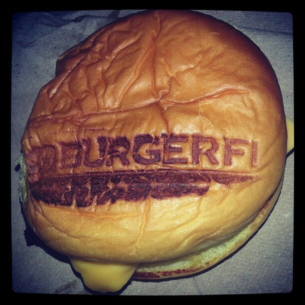 Снимок сделан в BurgerFi пользователем Pete M. 12/8/2012