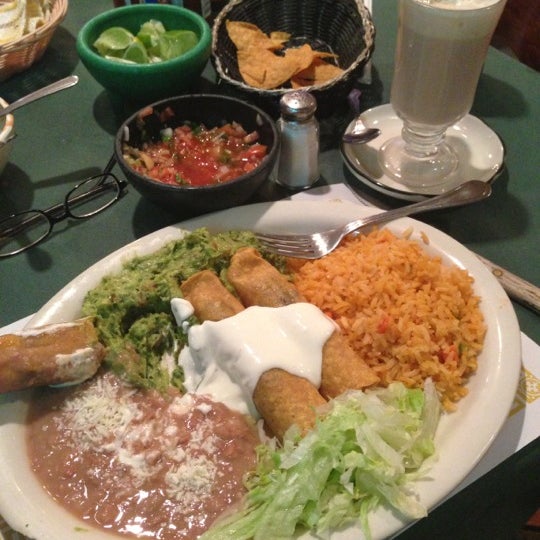 Photo prise au El Tapatio Mexican Restaurant par Nathan D. le12/6/2012