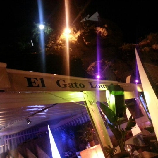 รูปภาพถ่ายที่ El Gato Lounge โดย Skyseb - Sébastien T. เมื่อ 10/23/2012