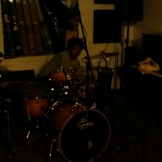 6/19/2014にalen k.がMusic Garageで撮った写真