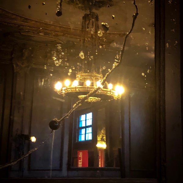 Foto scattata a Spiegelsaal in Clärchens Ballhaus da Frank G. il 5/27/2019