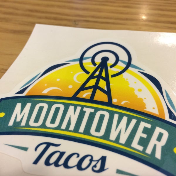 รูปภาพถ่ายที่ Moontower Tacos โดย Tiffany W. เมื่อ 5/9/2015