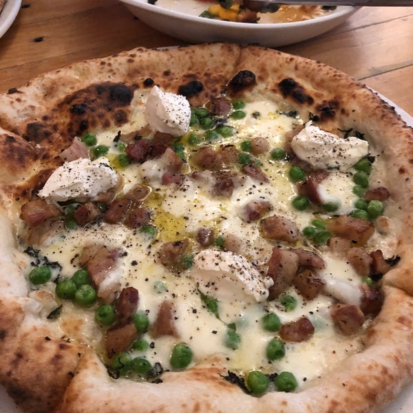 Photo prise au Nina Pizza Napolitaine par Kristin P. le6/25/2019